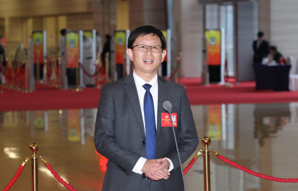 省政協(xié)委員、中山大學(xué)附屬第一醫(yī)院耳鼻咽喉科副主任李?。鹤屄稜I經(jīng)濟(jì)從“網(wǎng)紅”變“長紅”